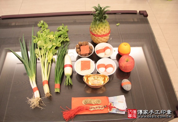 剃胎毛、滿月剃頭、嬰兒剃頭、嬰兒理髮、嬰兒剃髮、嬰兒剃胎毛、嬰兒滿月剃頭、寶寶剃頭、剃胎毛儀式、剃胎毛吉祥話、滿月剃頭儀式、滿月剃頭吉祥話、寶寶剃胎毛、寶寶滿月剃頭理髮、 台北中山區剃胎毛、台北中山區滿月剃頭、 台北中山區嬰兒剃頭剃胎毛、台北中山區嬰兒理髮、台北中山區嬰兒剃髮、楊寶寶(台北中山區到府嬰兒寶寶滿月剃頭理髮、免費到府嬰兒剃胎毛儀式吉祥話)。到府剃頭剃胎毛主持、專業拍照、DVD光碟、證書。★購買「臍帶章、肚臍章、胎毛筆刷印章」贈送：剃頭、收涎、抓周，三選一。2016.01.13 照片1